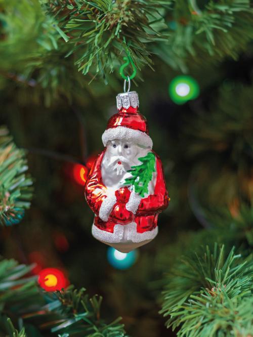 bombka na choince czerwony mikołaj trzymający w ręku choinkę